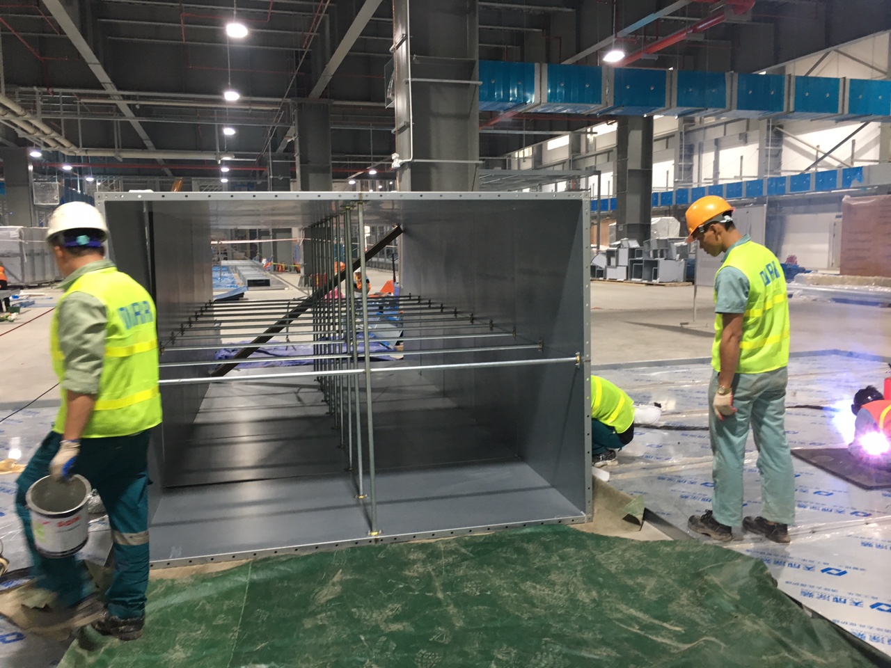 Đội ngũ kỹ thuật OGSV đang triển khai lắp đặt hệ thống ống gió kích thước lớn tại công trình nhà xưởng