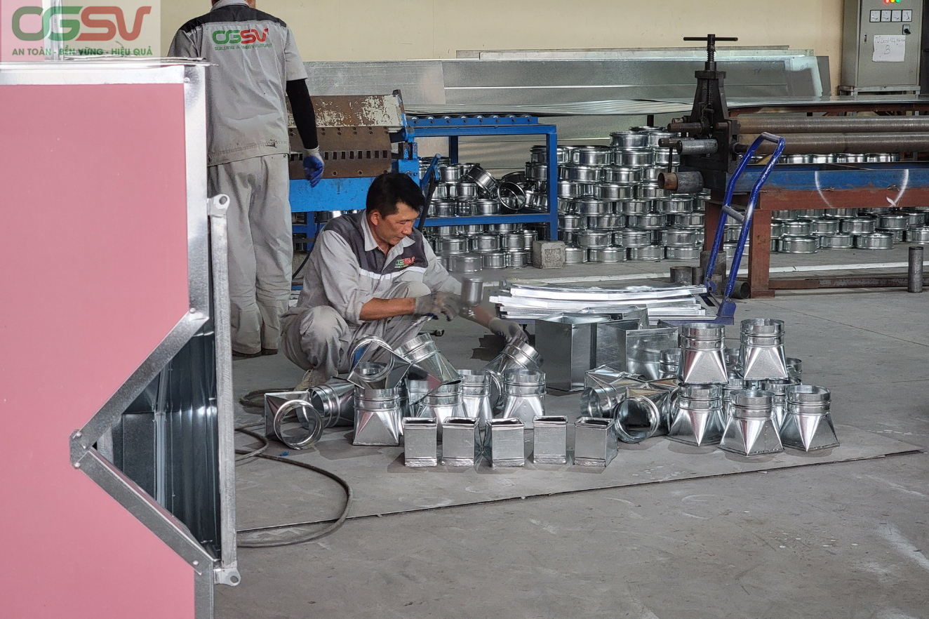 Công nhân làm việc tại xưởng sản xuất Ống gió Sao Việt