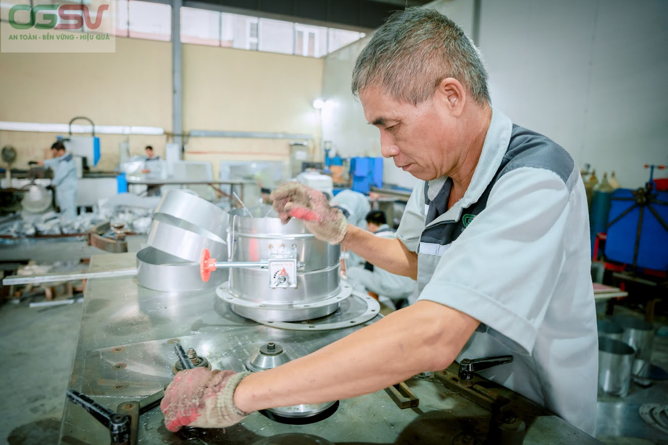 Công nhân tại xưởng sản xuất Ống gió Sao Việt