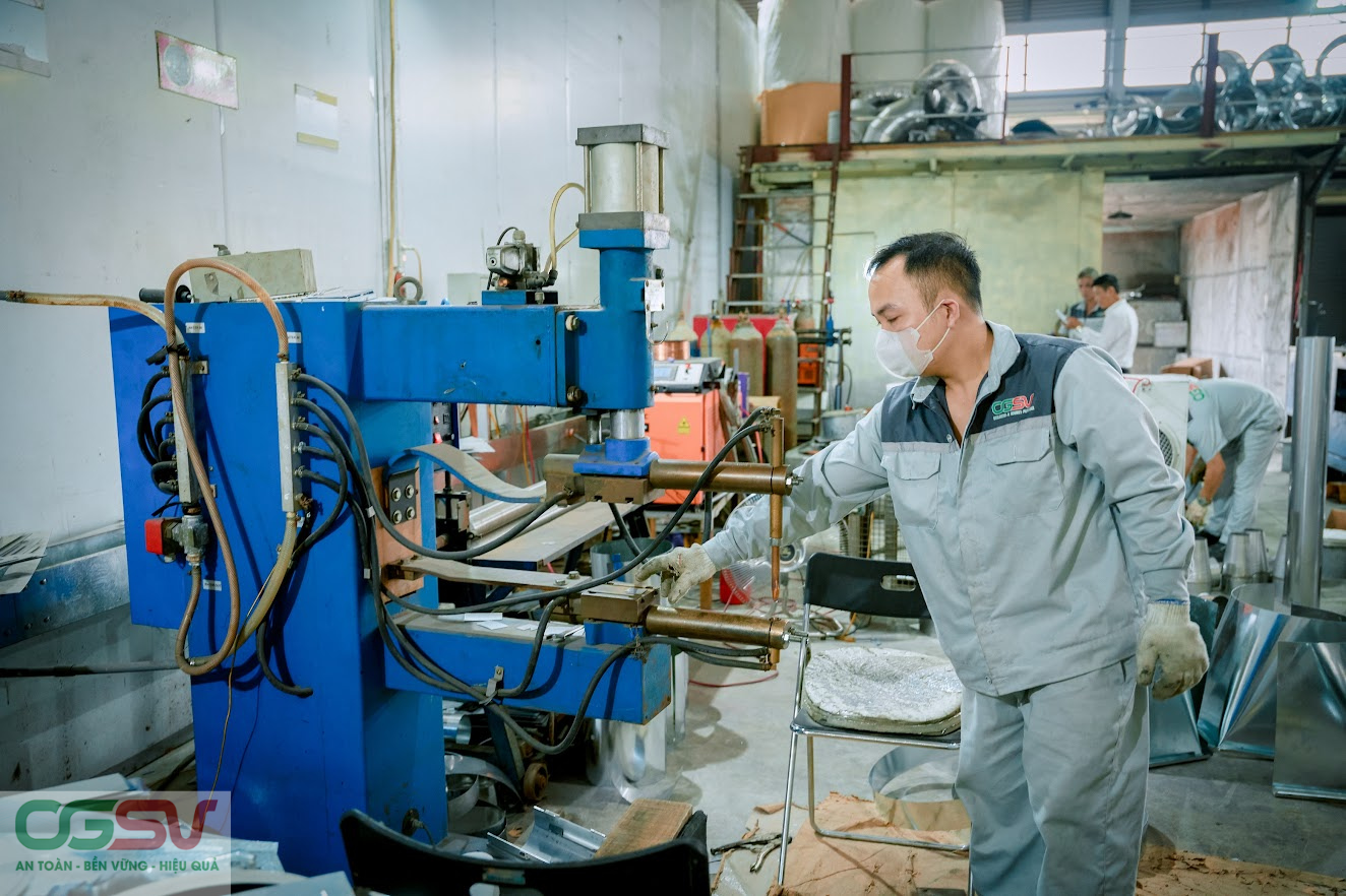 Công nhân OGSV đang làm việc tại xưởng sản xuất.