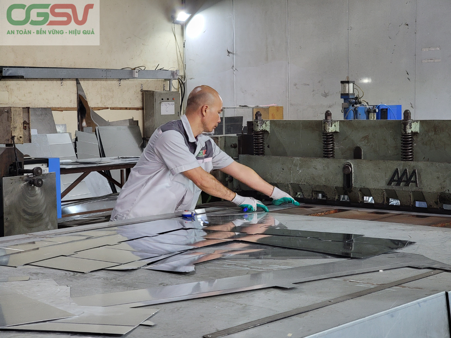 Công nhân làm việc tại xưởng sản xuất OGSV