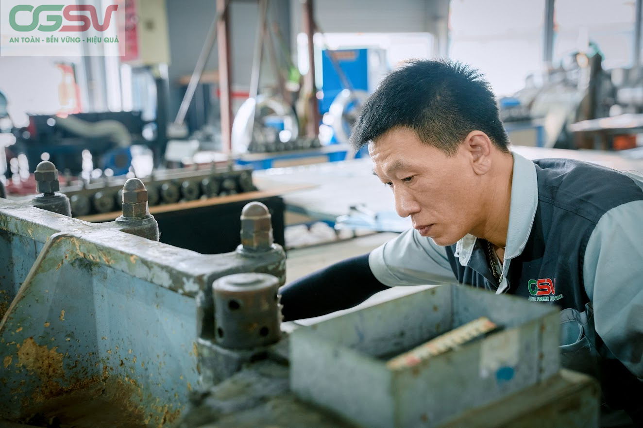 Công nhân OGSV đang làm việc nhà xưởng sản xuất.