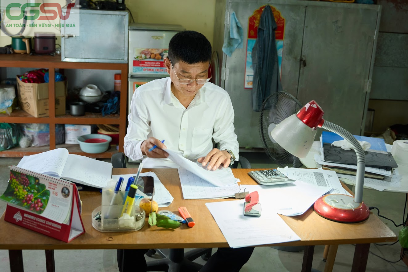 Công nhân OGSV đang làm việc tại xưởng sản xuất. 