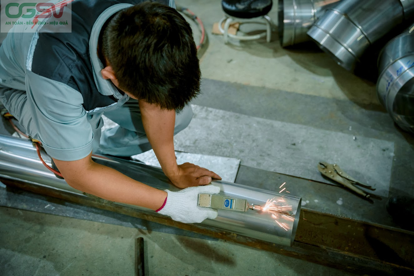 Công nhân OGSV đang làm việc tại xưởng sản xuất.