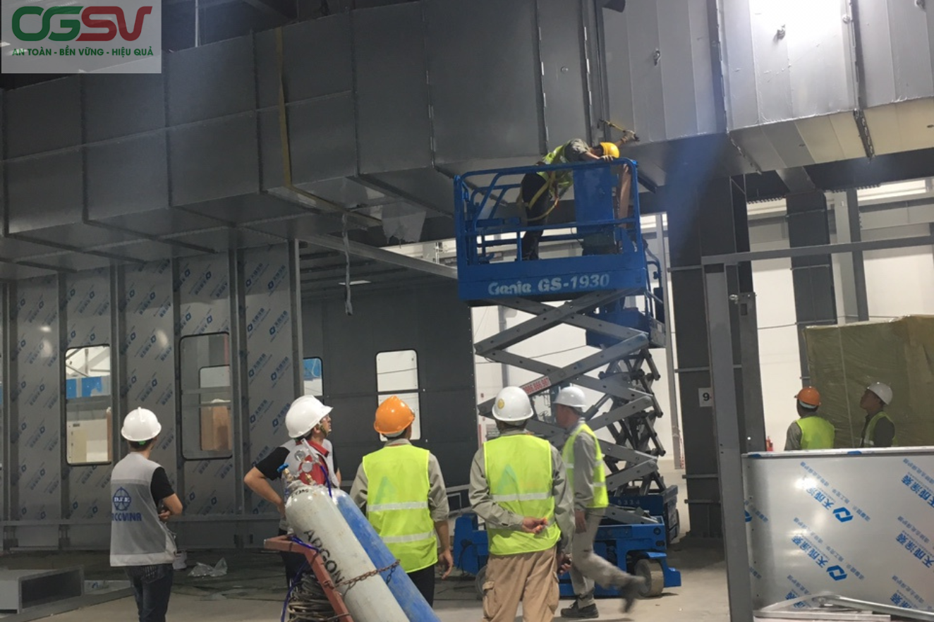 Công nhân viên OGSV đang thi công lắp đặt ống gió.