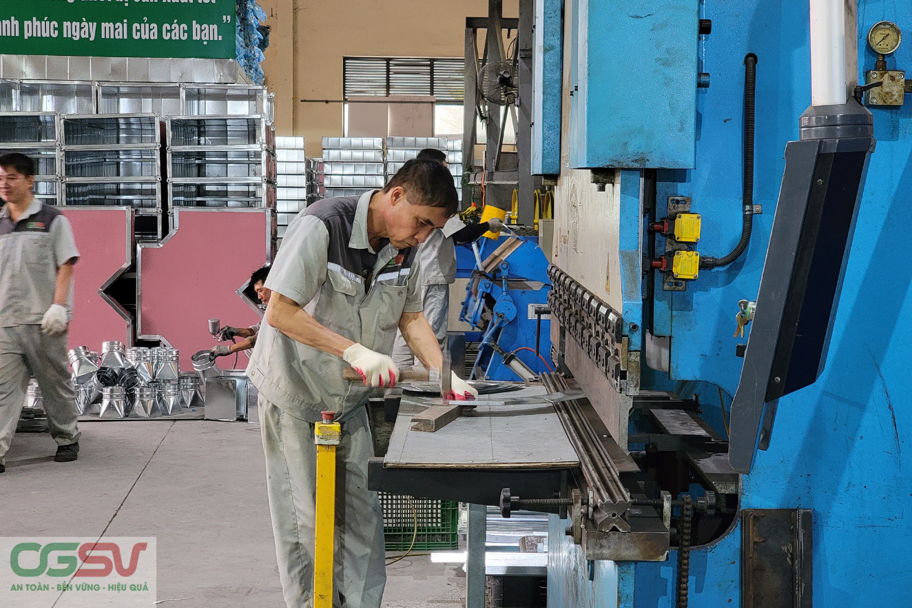 Công nhân làm việc tại xưởng sản xuất OGSV