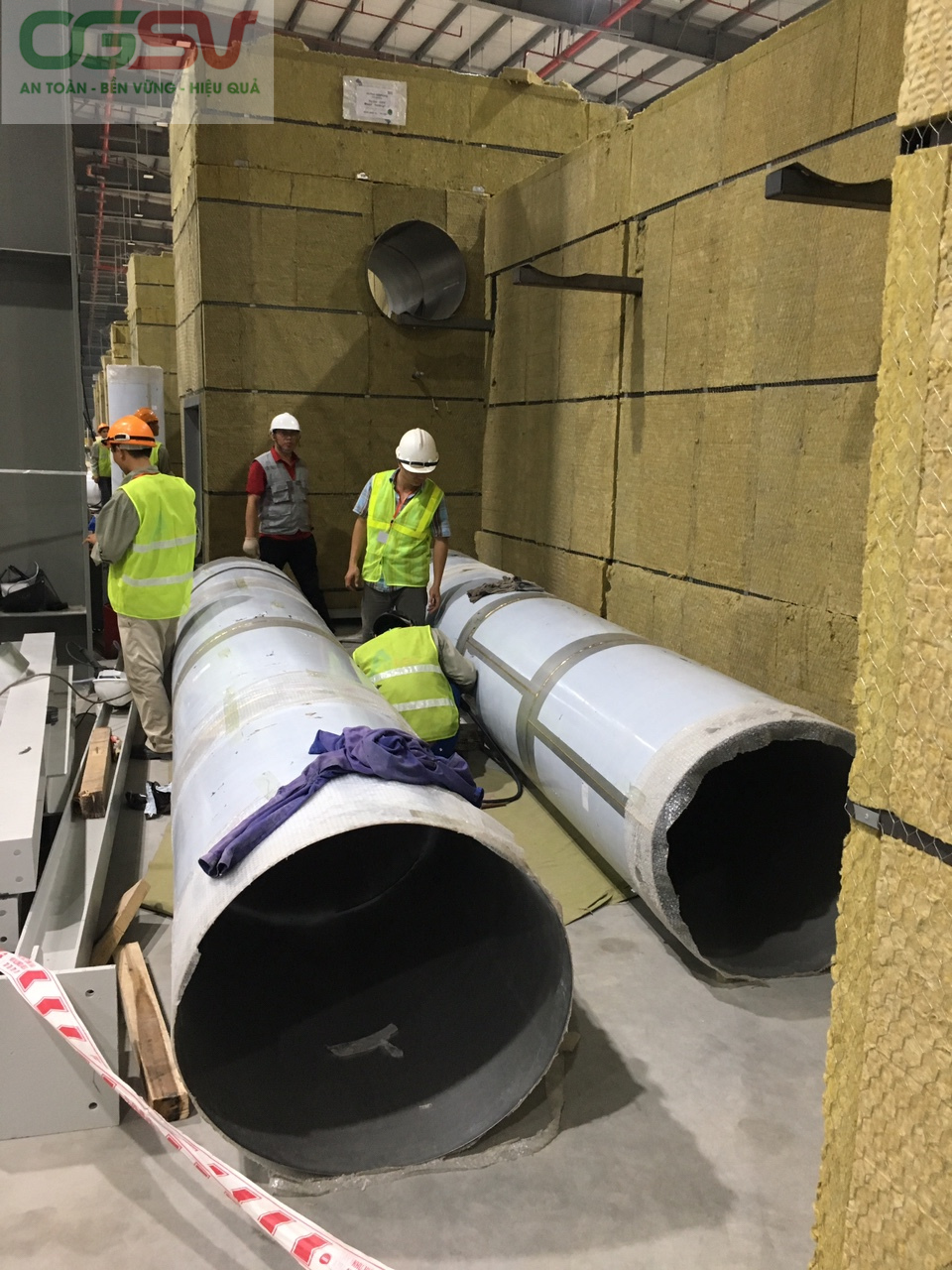 Công nhân OGSV đang thi công lắp đặt hệ thống ống gió