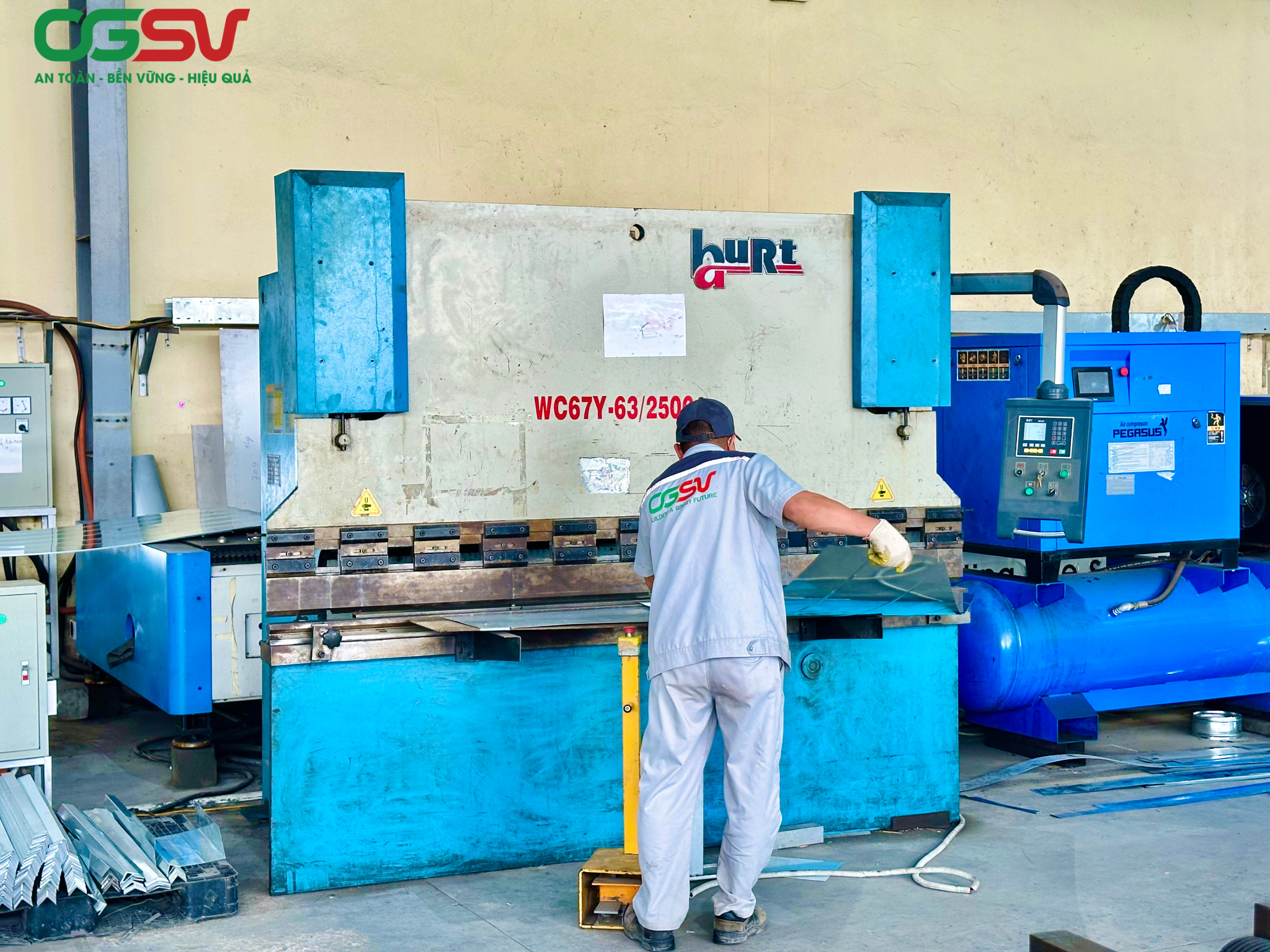 Công nhân đang vận hành máy chấn tôn CNC để uốn tấm kim loại trong xưởng sản xuất Ống gió Sao Việt