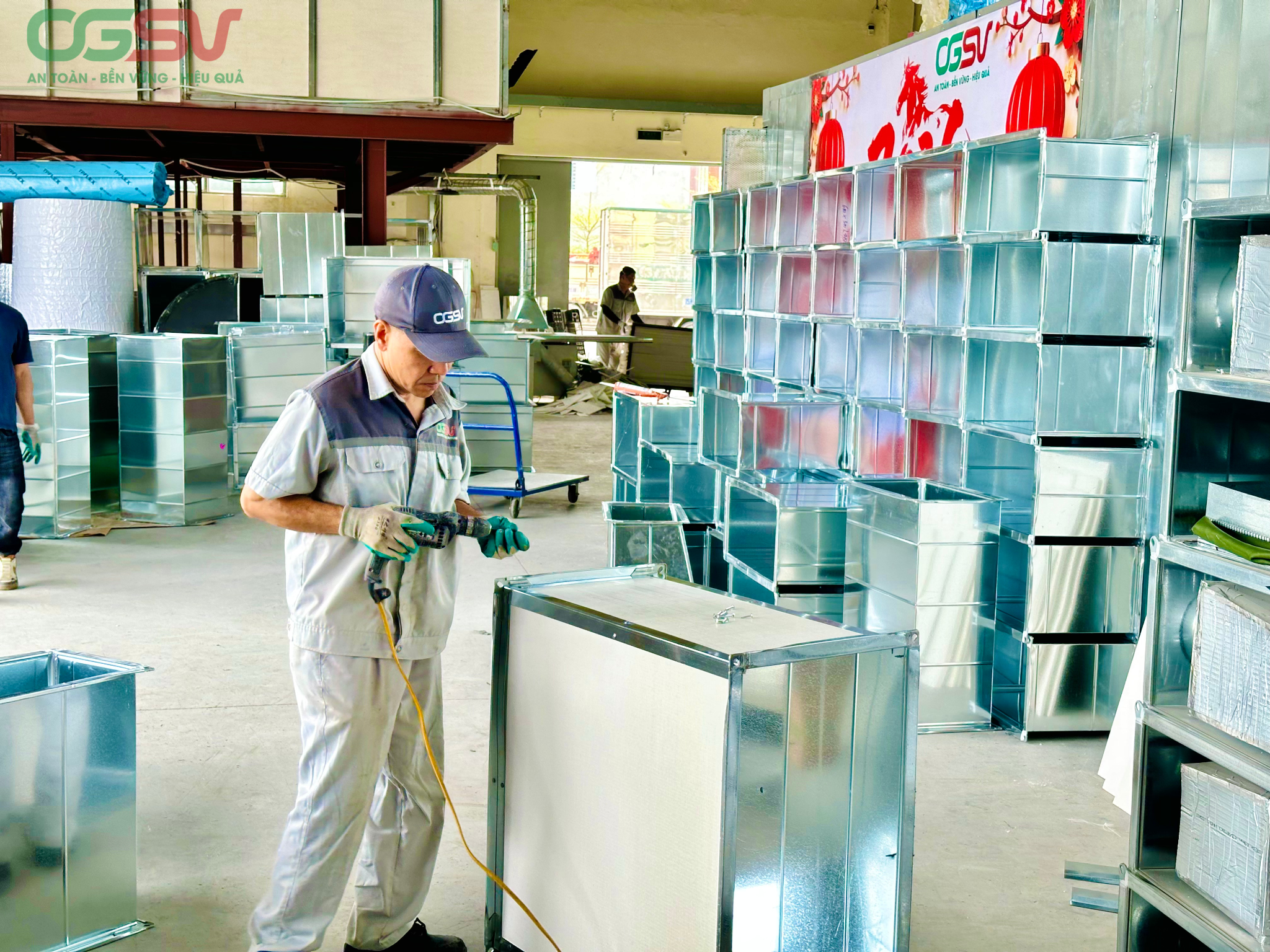 Công nhân kỹ thuật đang lắp ráp miệng gió và ống gió HVAC trong quá trình sản xuất tại nhà máy Ống gió Sao Việt.