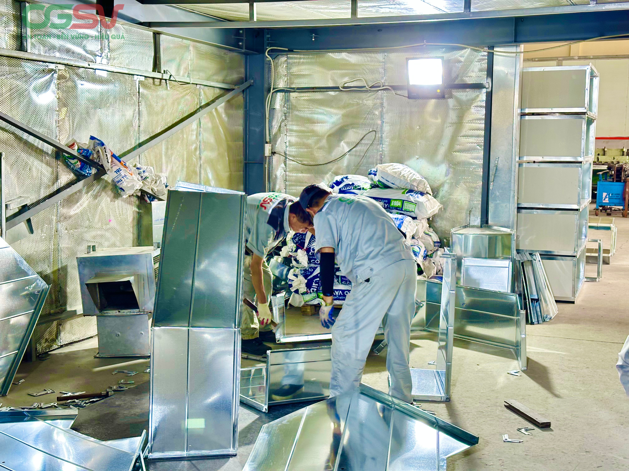 Công nhân OGSV gia công và lắp ráp ống gió bích TDC/TDF trực tiếp tại xưởng với quy trình sản xuất hiện đại