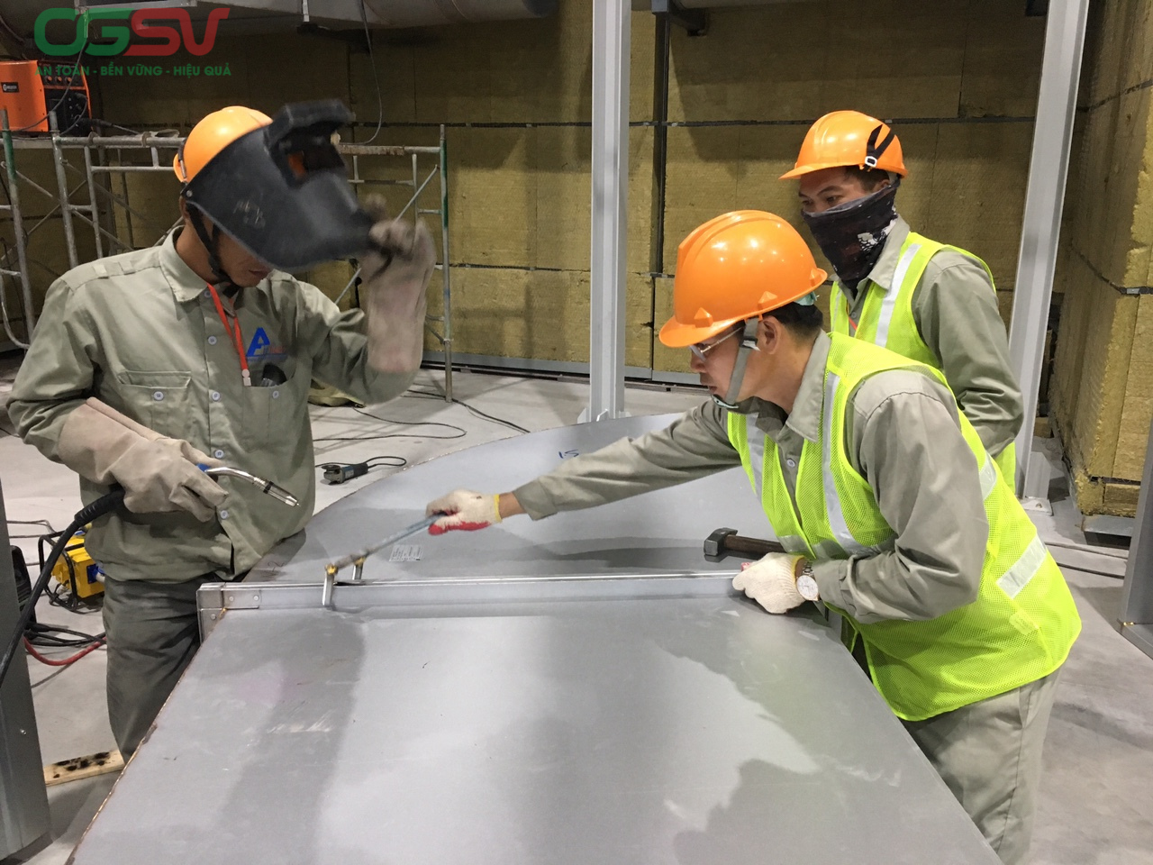 Công nhân kỹ thuật đang gia công và lắp ráp ống gió HVAC bằng phương pháp hàn, đảm bảo độ kín và độ bền trong hệ thống thông gió công nghiệp.