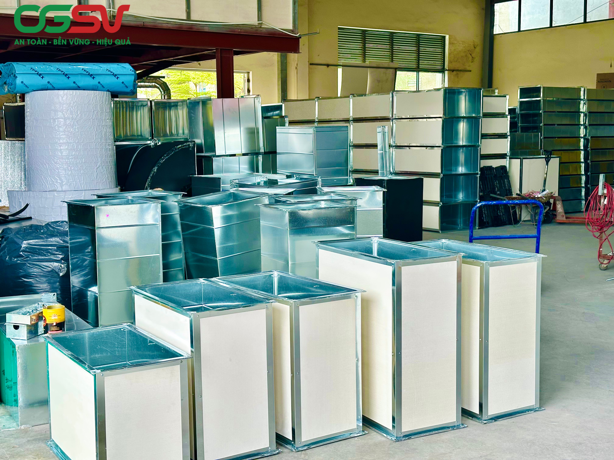 Hệ thống ống gió vuông và phụ kiện HVAC được gia công sẵn tại xưởng, đảm bảo độ kín khít và tiêu chuẩn kỹ thuật trước khi lắp đặt.