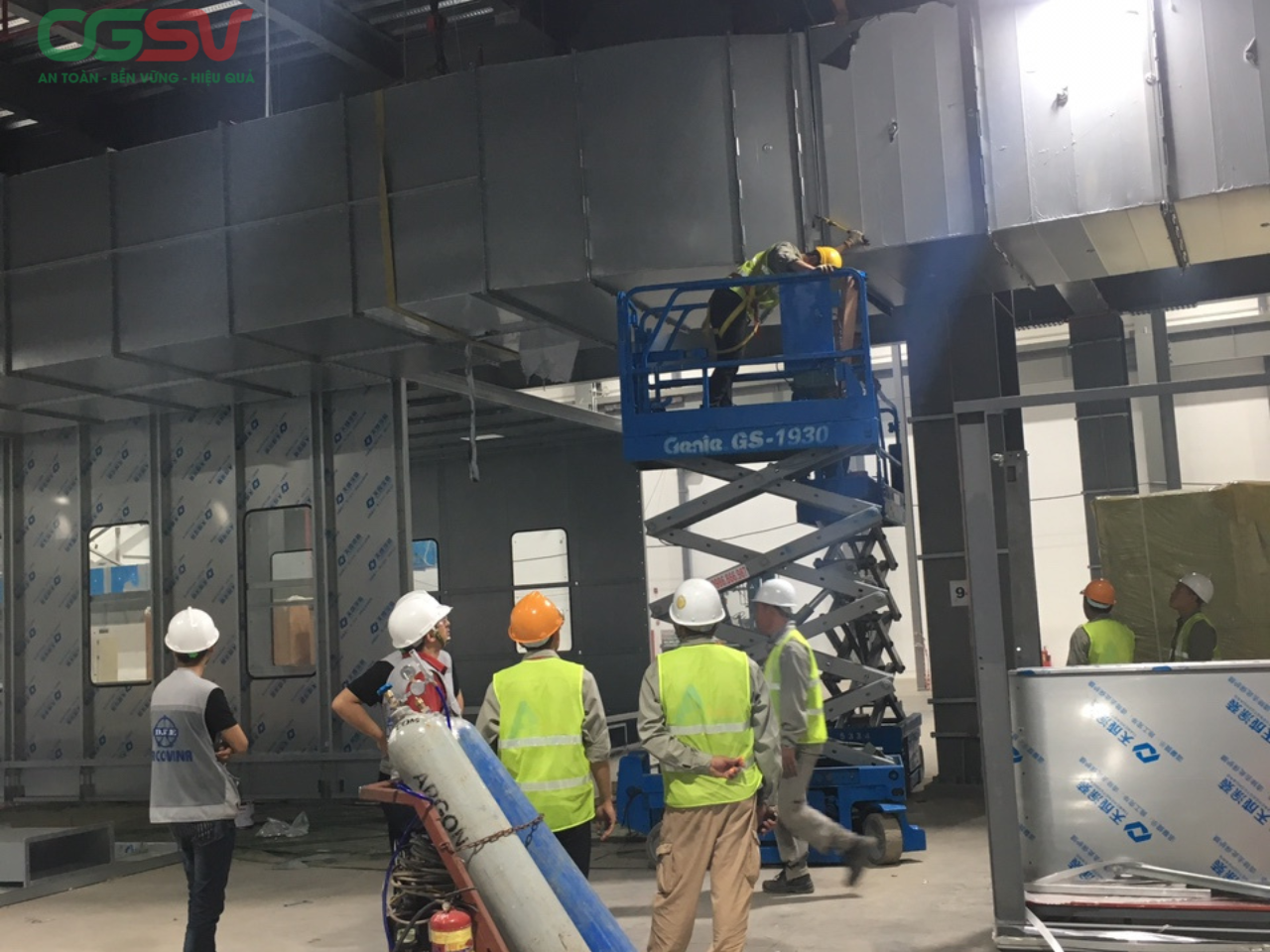 Thi công lắp đặt hệ thống ống gió HVAC trên cao bằng xe nâng chuyên dụng, đảm bảo đúng tiêu chuẩn kỹ thuật và an toàn lao động trong công trình công nghiệp.