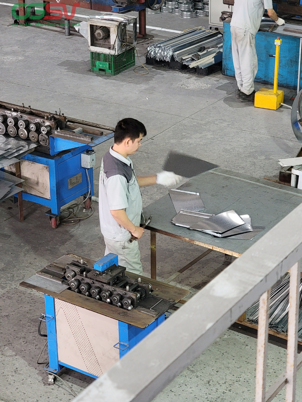 Kỹ thuật viên CGSV đang thực hiện công đoạn gia công kim loại tấm tại xưởng sản xuất.