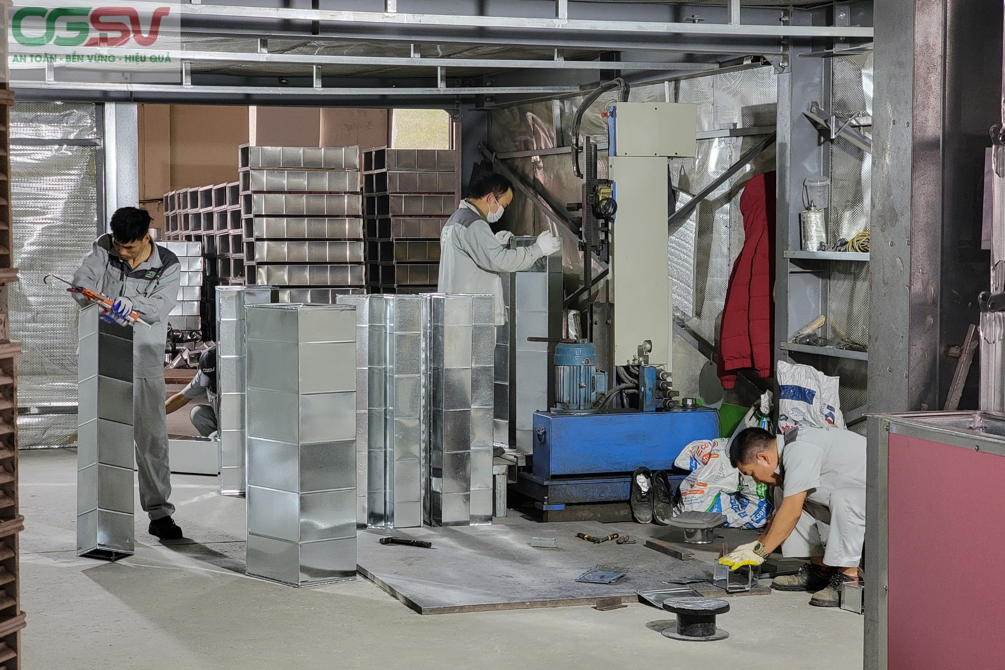 Công nhân đang làm việc tại xưởng sản xuất OGSV