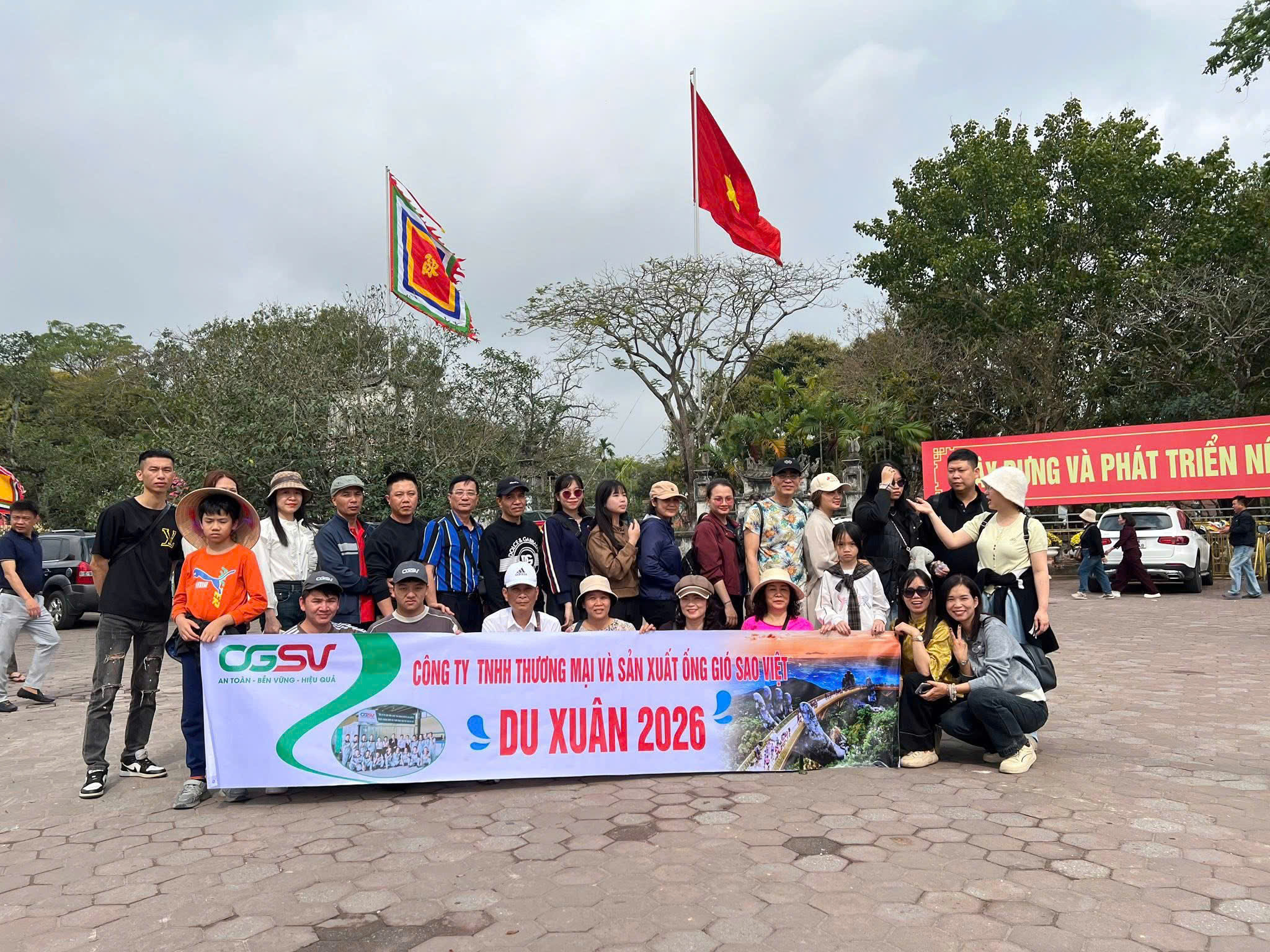 Tập thể cán bộ công nhân viên OGSV Du Xuân 2026