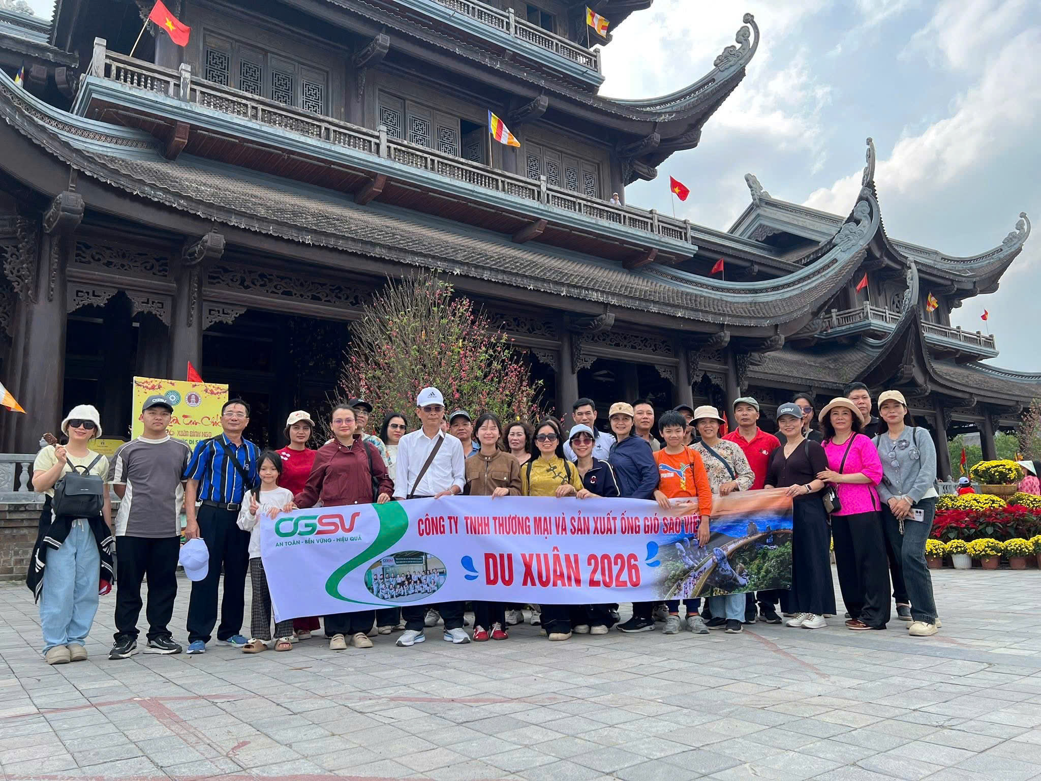 Tập thể cán bộ công nhân viên Du Xuân 2026