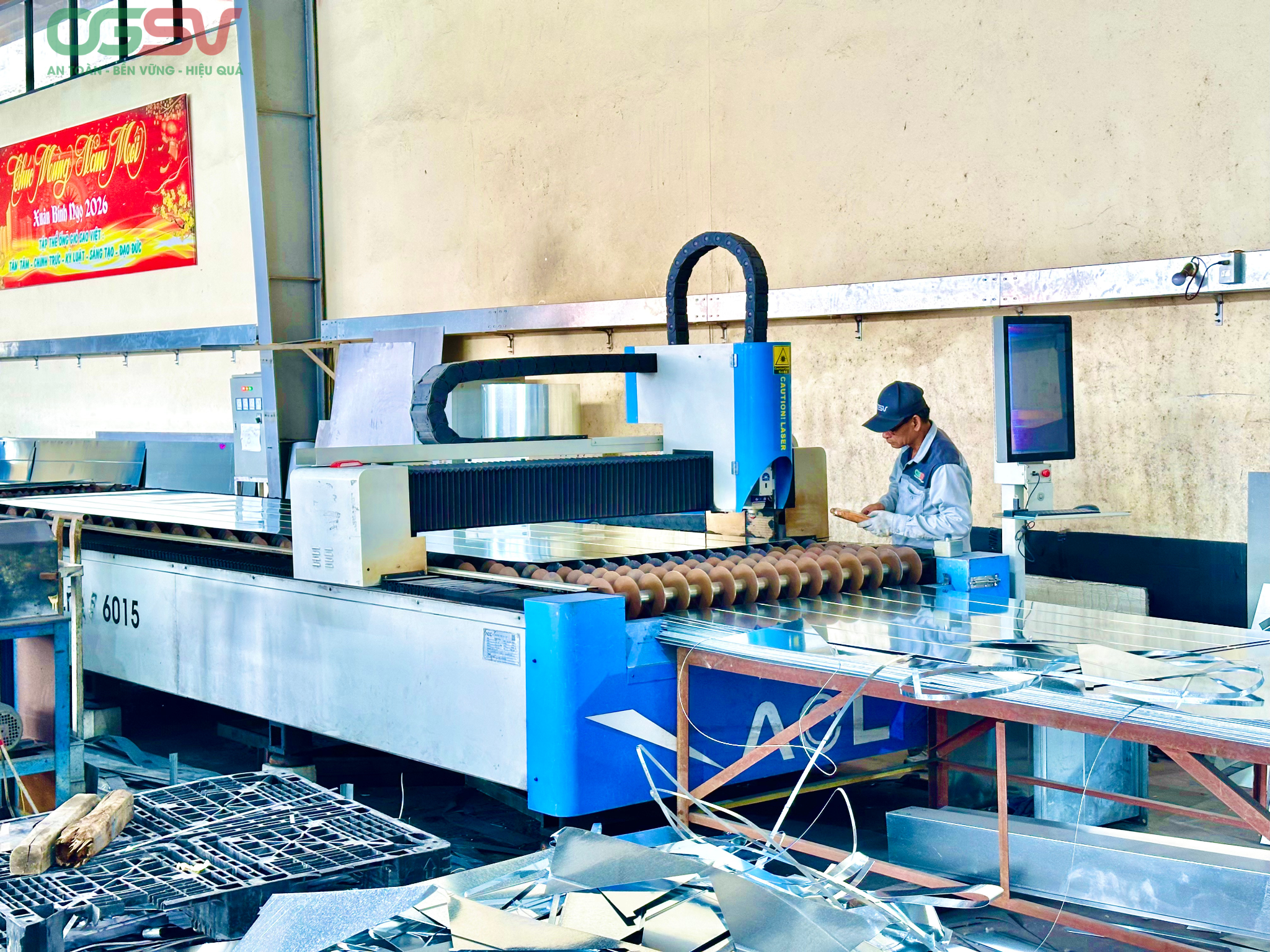 Gia công ống gió tại nhà máy bằng máy cắt CNC hiện đại, đảm bảo độ chính xác cao và tối ưu hiệu suất hệ thống ống gió.