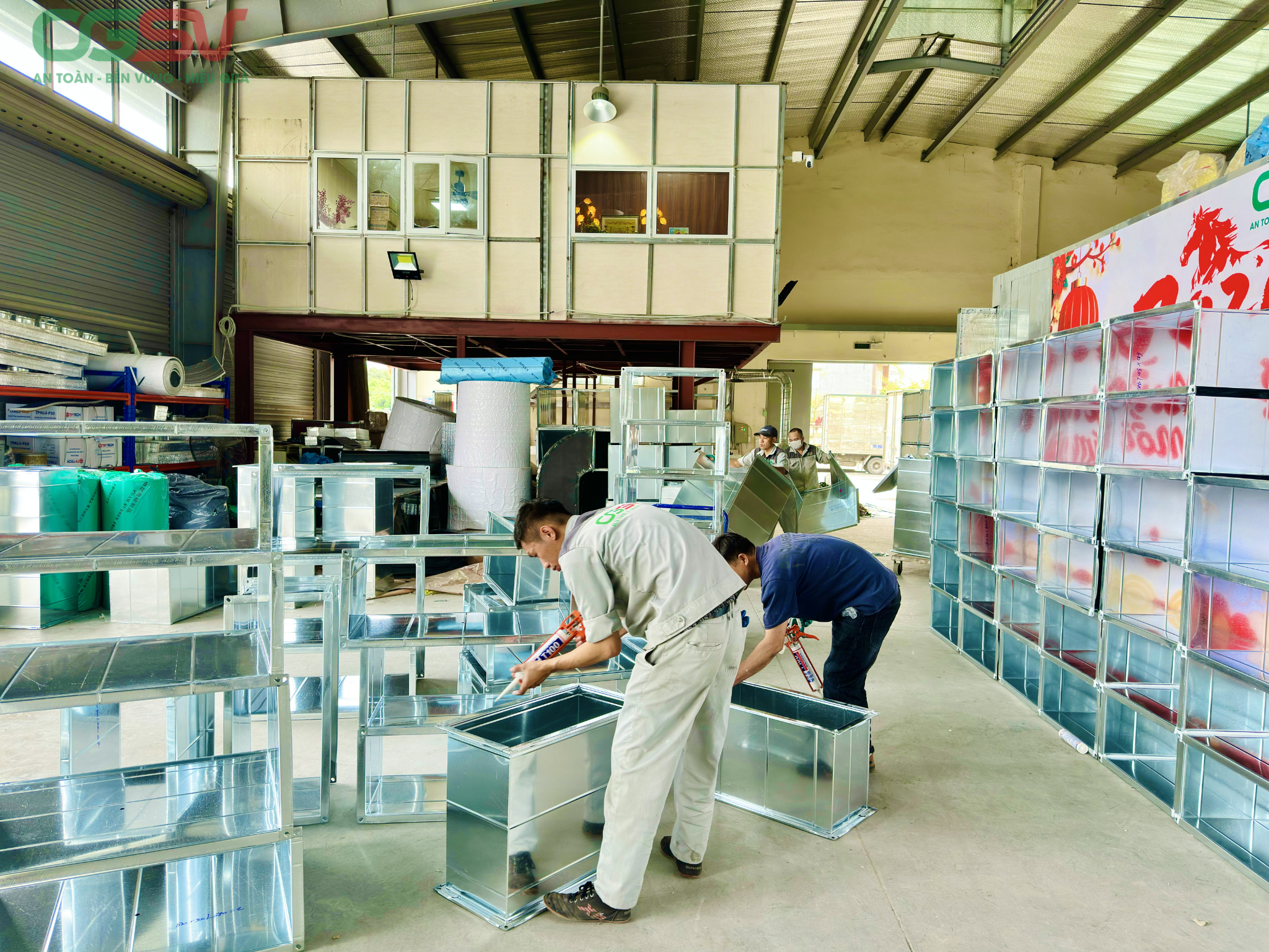 Quy trình gia công và lắp ráp ống gió tại nhà máy theo tiêu chuẩn quốc tế, đảm bảo độ kín khít và độ chính xác cao.