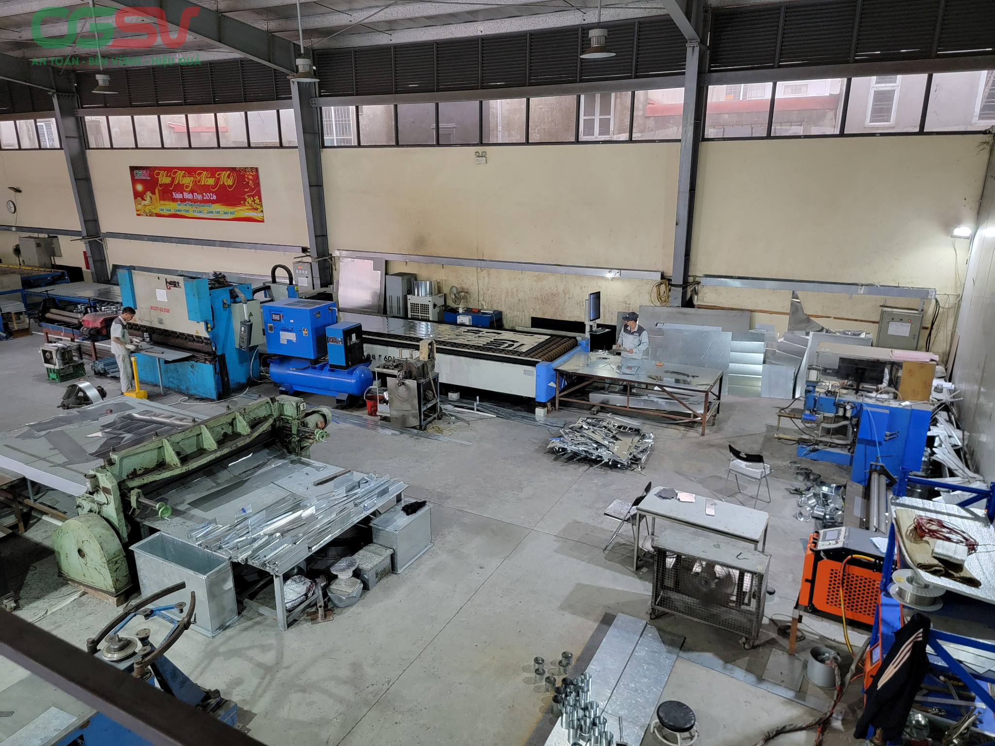 Quy trình gia công và sản xuất ống gió HVAC tại xưởng với hệ thống máy móc hiện đại, đảm bảo chất lượng và độ chính xác cao.