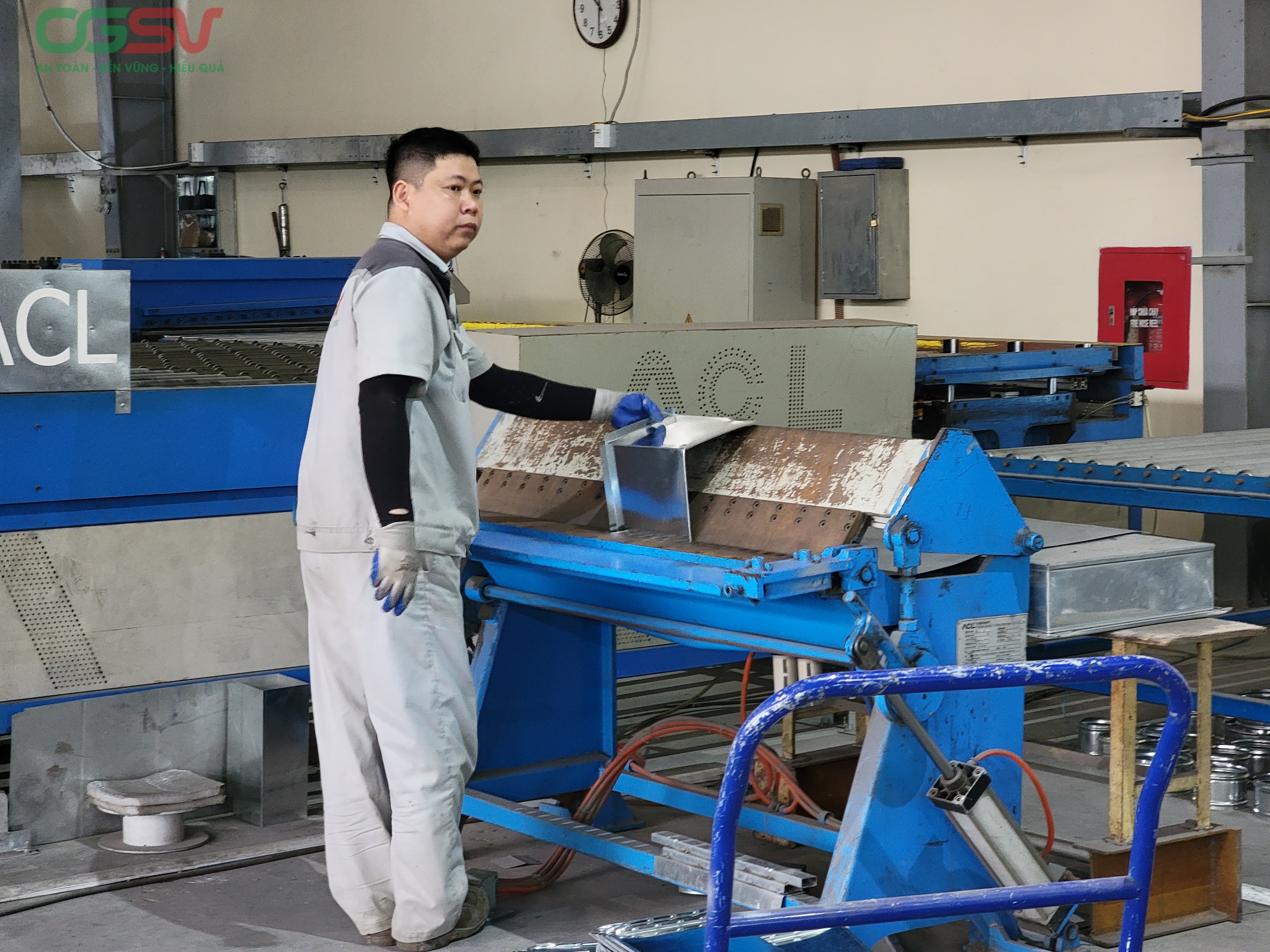 Gia công ống gió tại xưởng sản xuất bằng máy móc hiện đại, đảm bảo chất lượng cho hệ thống ống gió và cung ứng ống gió Hải Phòng số lượng lớn.