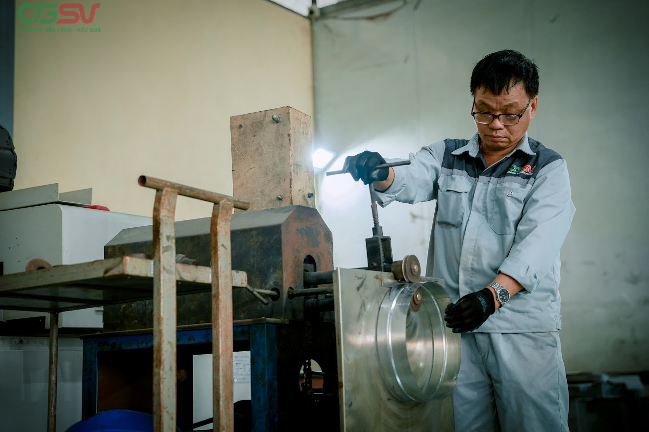 Công nhân gia công ống gió theo bản vẽ bằng máy chuyên dụng, đảm bảo độ chính xác và chất lượng cho hệ thống ống gió tại Hải Phòng.