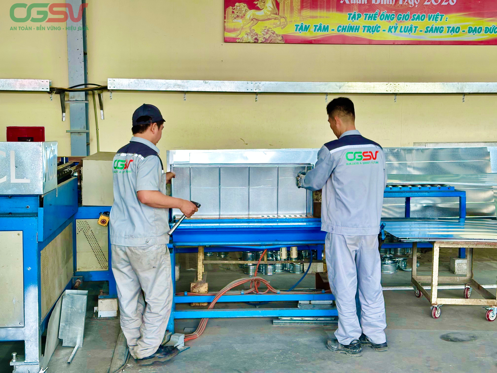 Kỹ thuật viên gia công hệ thống ống gió bằng máy hiện đại, đảm bảo độ chính xác và chất lượng cao tại xưởng sản xuất ống gió Hải Phòng.