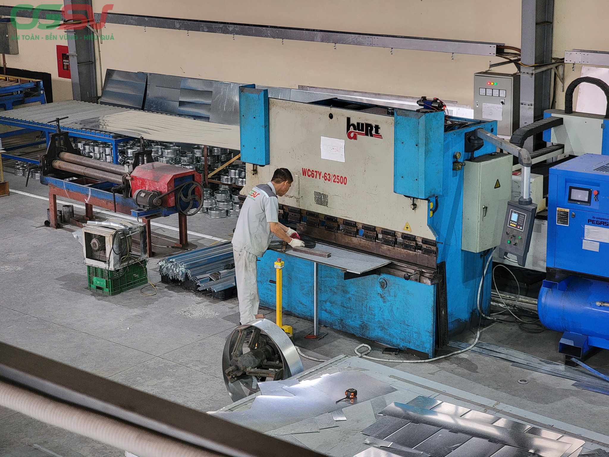 Quy trình gia công ống gió Hải Phòng, ống gió Việt Nam bằng máy chấn CNC hiện đại, đảm bảo độ chính xác cao, đáp ứng tiêu chuẩn kỹ thuật và tiến độ cho các công trình.