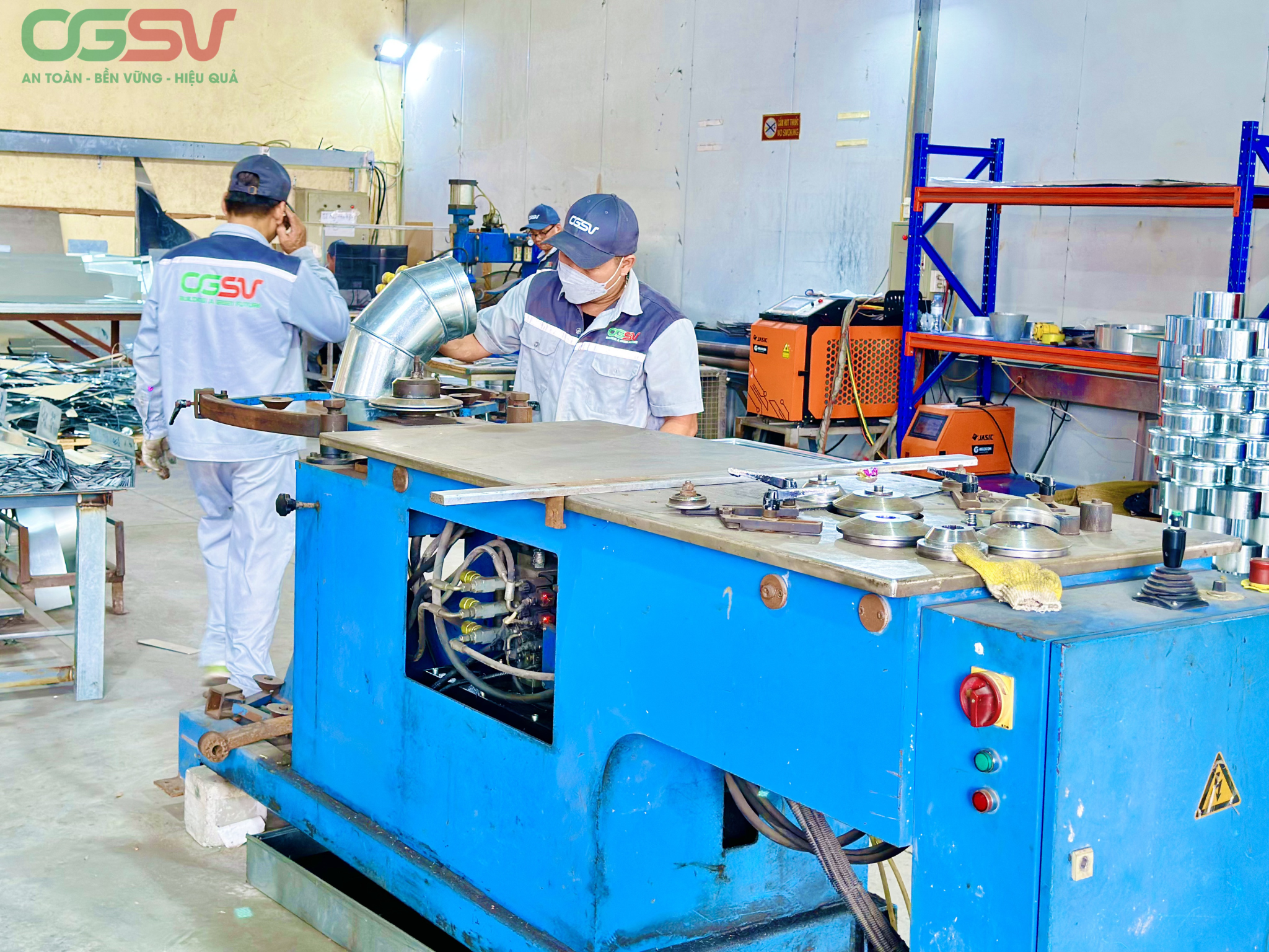 Gia công co ống gió tại xưởng sản xuất ống gió Hải Phòng, ống gió Việt Nam với máy móc chuyên dụng, đảm bảo độ chính xác và chất lượng ổn định cho hệ thống thông gió.